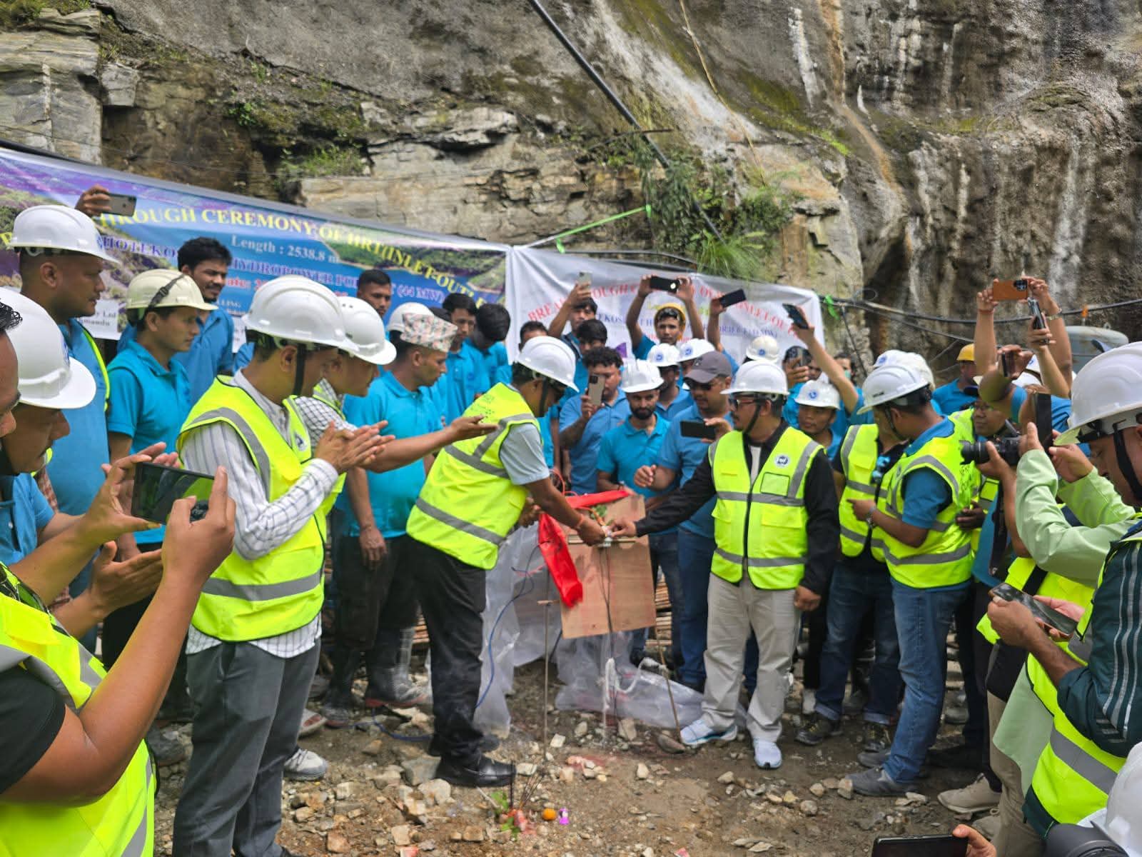 भोटेकोसी १ जलविद्युत आयोजनाको सुरुङ "ब्रेकथ्रु"