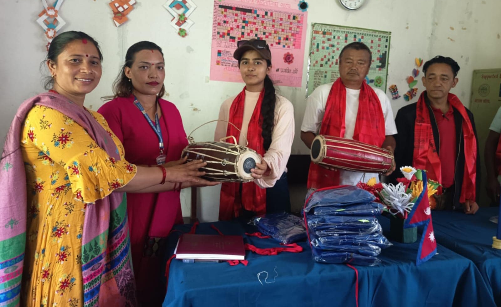 भूमेश्वरी विद्यालयका विद्यार्थीलाई ट्र्याकसुट सहयोग, शैक्षिक सामग्री पनि हस्तान्तरण